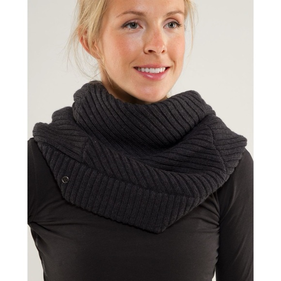 💕 LULULEMON movement neck warmer in heathered black, 100% merino wool knit luxe - Picture 2 of 8